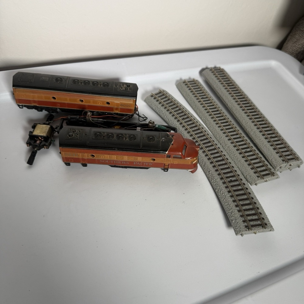 Southern Pacific Powered & Non Powered Diesel Locomotives Tracks As-Is